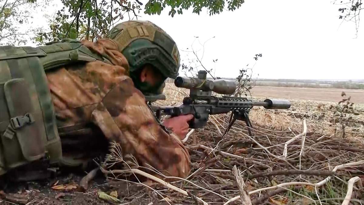 Un soldado ruso disparando contra posiciones ucranianas en un lugar no divulgado