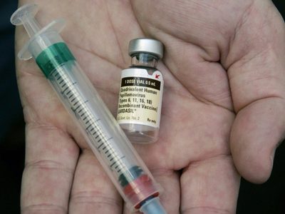 Nuevos estudios dejan entrever que vacunas contra el VPH previenen el cáncer en hombres y mujeres