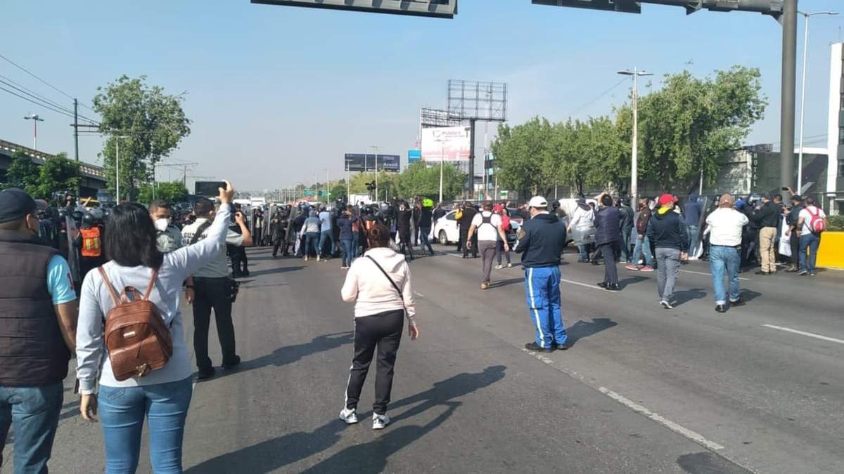 El bloqueo de expolicías federales frente al AICM