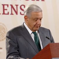 AMLO acata orden del INE sobre cortinillas en la mañanera; agrega postdata para conservadores