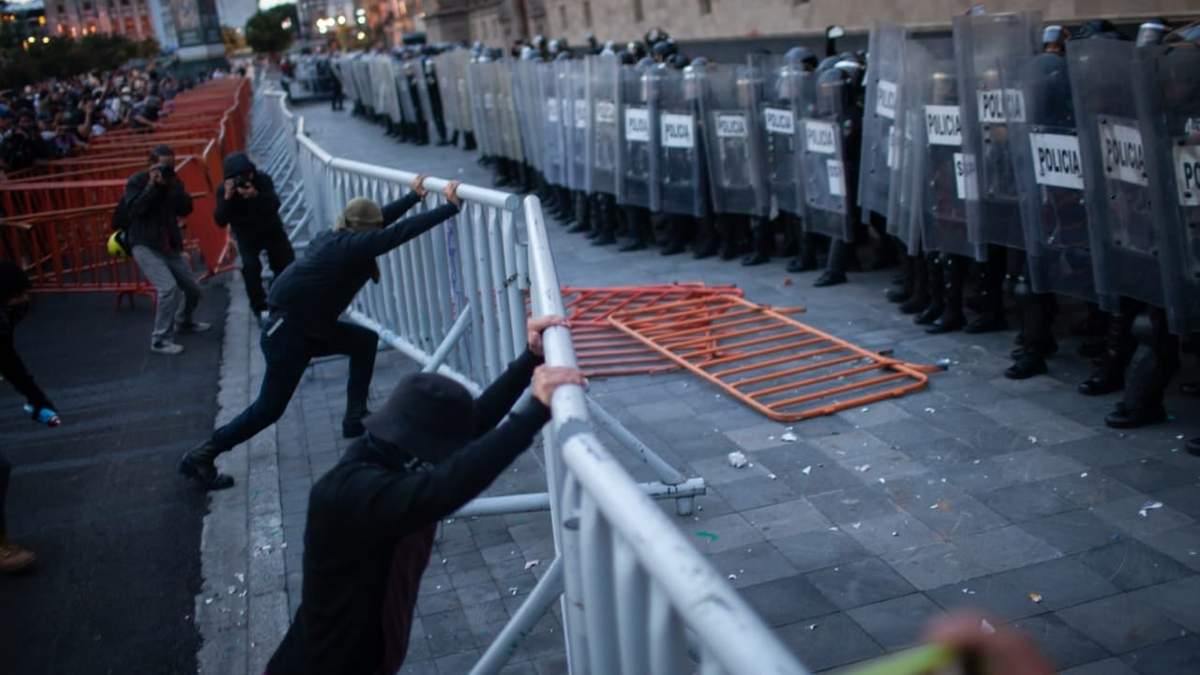 Desmanes frente a Palacio Nacional