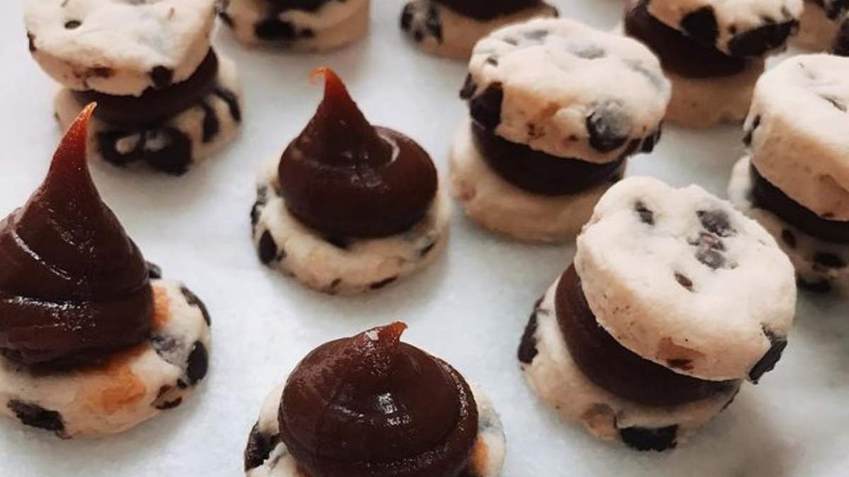 Alfajores con chips de chocolate. Fuente: (X)