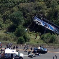 Autobús con estudiantes a bordo se sale de autopista en NY; hay dos muertos y varios heridos