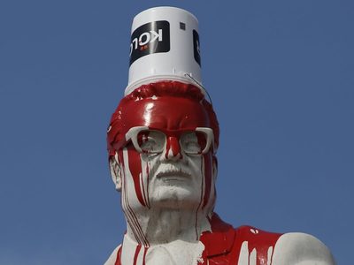 Escándalo en Chile: un grupo de personas vandalizaron el monumento a Salvador Allende