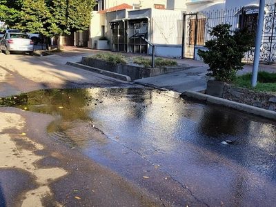 Reclamo: la "pileta pública" que se abrió en una calle de Guaymallén