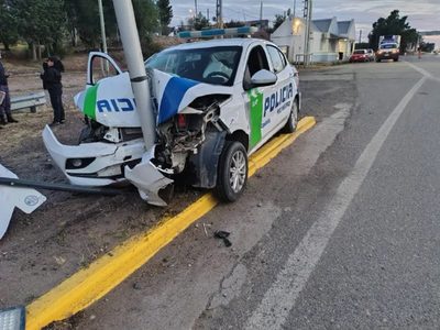 Un patrullero de Cipolletti se estrelló contra un poste en Neuquén durante una frenética persecución