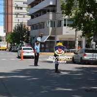 La Policía realizó patrullajes preventivos cerca de comercios del centro neuquino