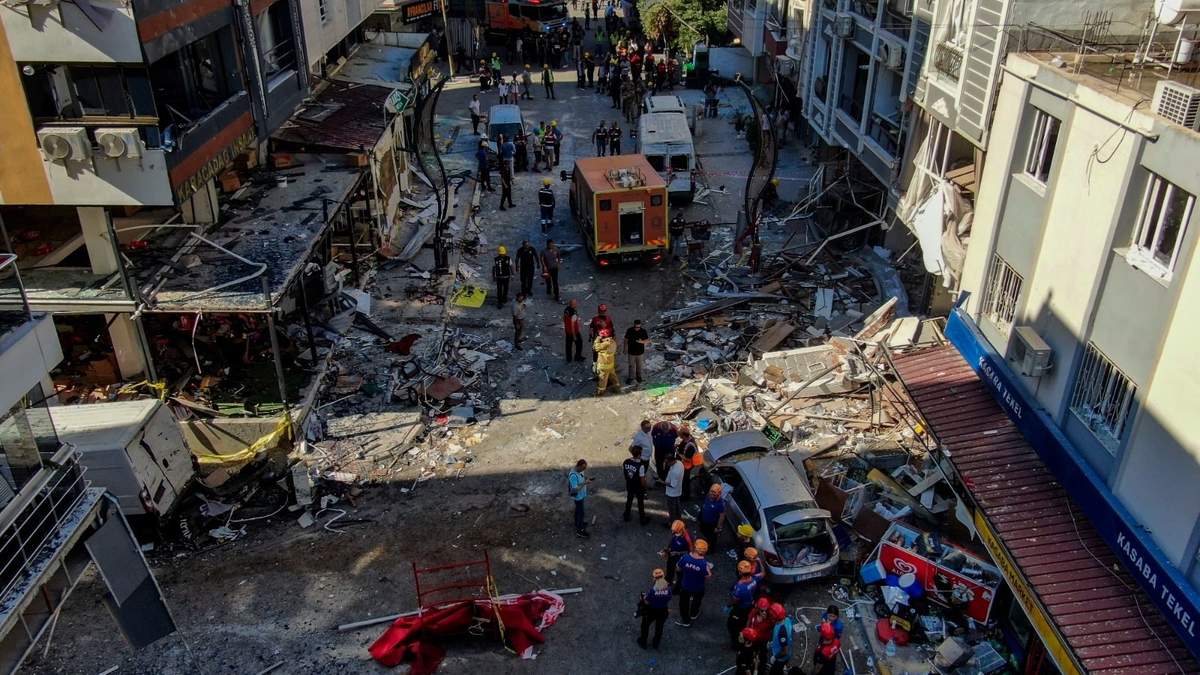 Bomberos y personal de emergencia brinda servicio tras la explosión de un restaurante en Izmir, Turquía, el domingo 30 de junio de 2024.