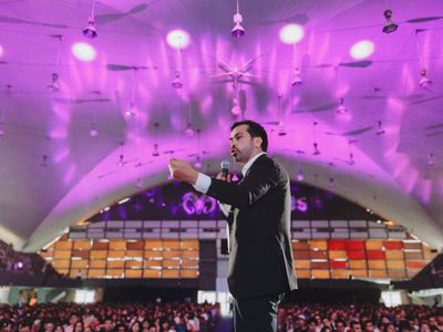 Starbucks tiene un mejor modelo de capacitación que la policía: Máynez