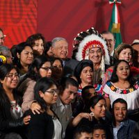 AMLO anuncia universidad para enseñanza de lenguas indígenas; firma convenio con la UNESCO