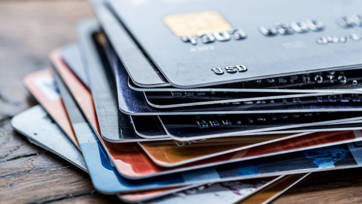 El uso de múltiples tarjetas bancarias requiere una gestión financiera ordenada para mantener la coherencia entre gastos e ingresos declarados ante la autoridad fiscal.