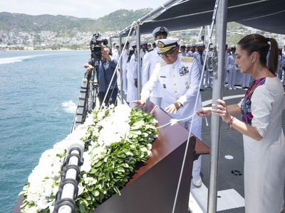 Sheinbaum celebra Día de la Marina con homenaje a los cadetes fallecidos en el buque en NY