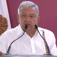 AMLO enfrenta ola de reclamos en su tierra natal y amaga con terminar su mitin