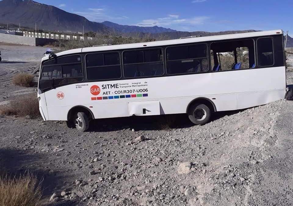 Camión de pasajeros arrollado en García