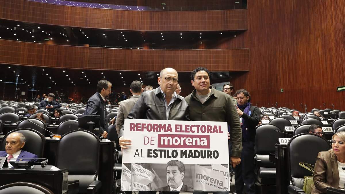 El coordinador de la bancada del PRI en San Lázaro, Rubén Moreira con un cartel de crítica a la reforma electoral impulsada por el partido oficialista