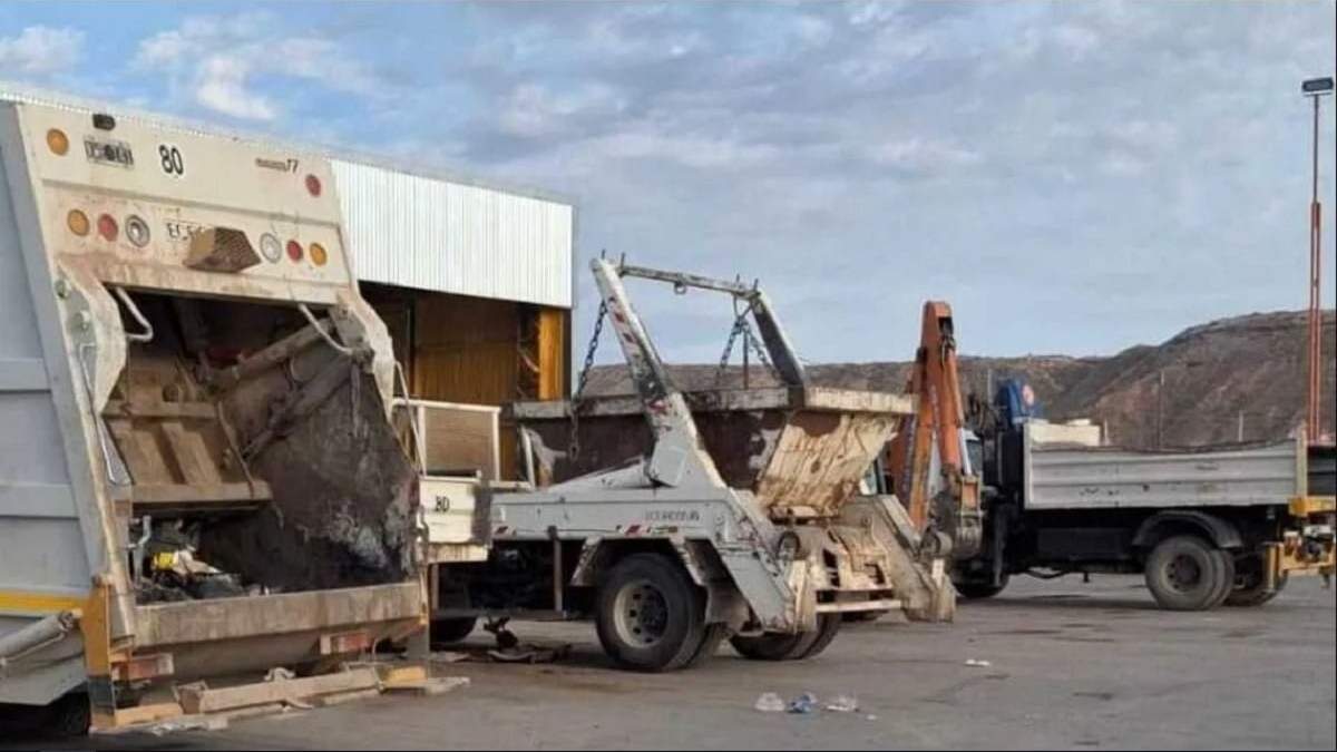 Maquinas y camiones del municipio, para la recolección de residuos urbanos, fuera de servicio por reparación. Fuente: (Facebook)