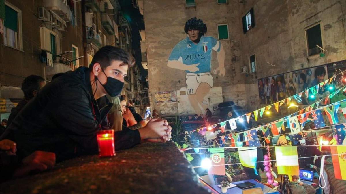 Un fanático de Maradona frente a uno de los homenajes en las calles de Nápoles, anoche. Fuente: (Twitter)