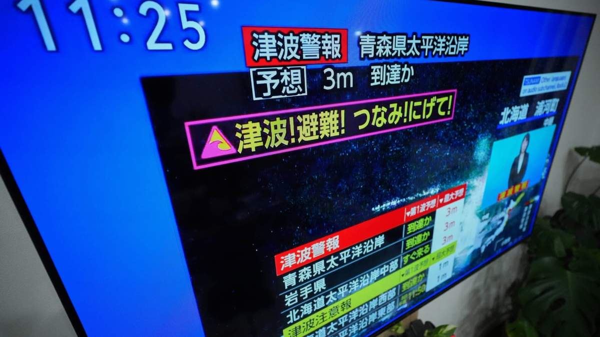 Una alerta de tsunami se muestra en un televisor en Yokohama, cerca de Tokio, el lunes 8 de diciembre de 2025. Tras un fuerte sismo en la costa norte de Japón, se emitió una alerta de tsunami