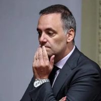 Declaró la escribana de Manuel Adorni y evitó dar detalles a la prensa