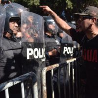 "¡No a la invasión!" claman tijuanenses contra caravana migrante (Video)