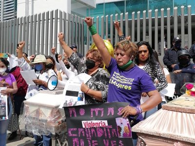 "En Puebla tenemos un gobernador que miente y oculta la desaparición", gritan mujeres en marcha 8M