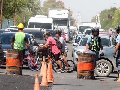 El acampe de organizaciones sociales bloquea el tránsito del centro de Neuquén