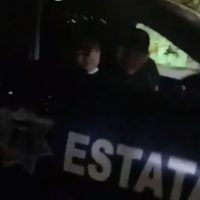 Policías de Tabasco acosan sexualmente a jovencitas desde su patrulla [VIDEO]