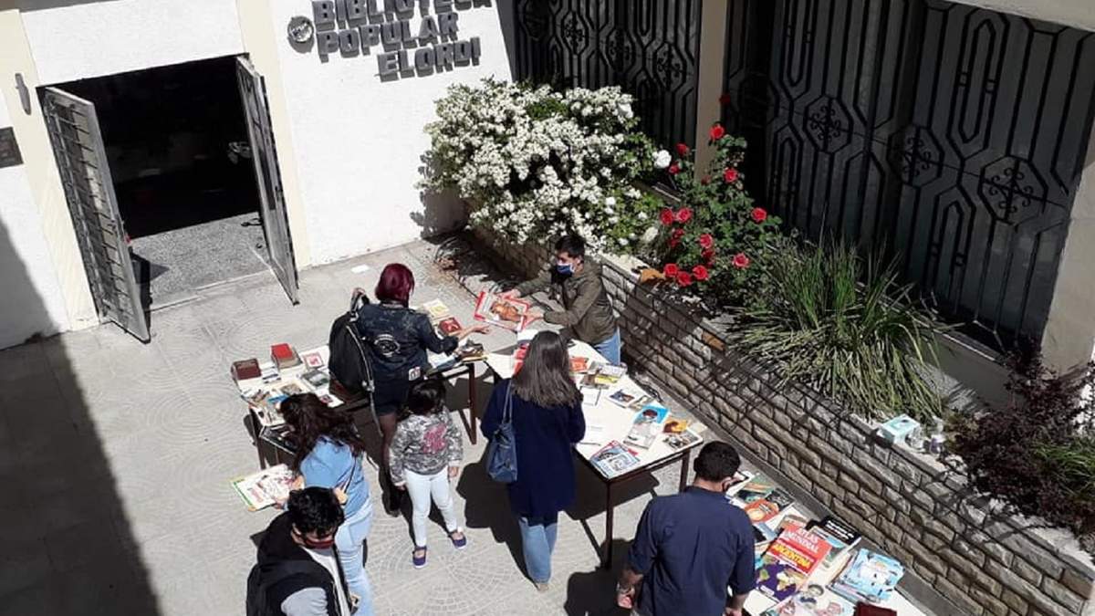 Numerosos vecinos se acercaron a la Biblioteca Elordi. Fuente: (Twitter)