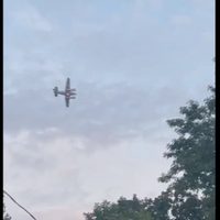 Un hombre roba una avioneta y amenaza con estrellarla contra un centro comercial