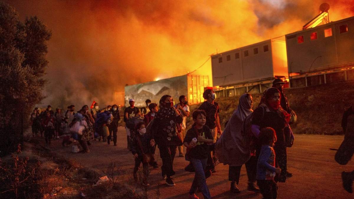Incendio en el campo de refugiados de Vathy, en la isla griega de Samos. Fuente: (Twitter)