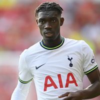 El Tottenham suspendió a Yves Bissouma por inhalar “gas de la risa”