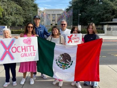Mexicanos muestran su apoyo a Xóchitl Gálvez frente a sede de la ONU en Ginebra