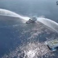 Barcos chinos disparan cañones de agua contra barcos filipinos en aguas disputadas