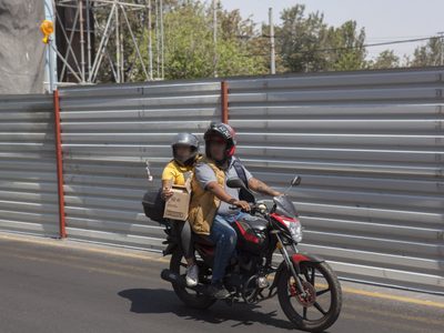 Avanza reforma que prohíbe a menores de 12 años viajar en motocicleta
