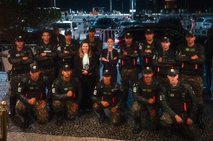 Sheinbaum con integrantes del 2º Batallón de Policía del Ejército y la policía federal