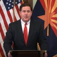 Gobernador de Arizona anuncia despliegue de la Guardia Nacional ante oleada de migrantes