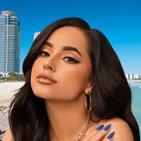 La estrella del pop latino Becky G muestra detalles de su lujosa residencia cerca del mar