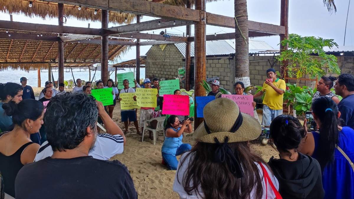 Denuncian entrada de policías estatales a Playa Salchi, Oaxaca, para despojar a un habitante de 87 años