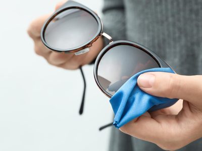 Sin gastar fortuna: prepará esta mezcla infalible para limpiar tus lentes y dejarlos brillantes sin dañarlos