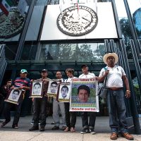 Padres de los 43 emplazan a la PGR a separar del cargo a Tomás Zerón e investigarlo