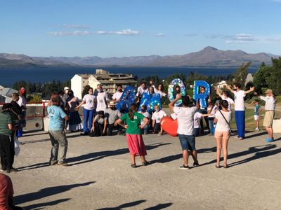 Clases de folclore en las calles de Bariloche con un fin solidario