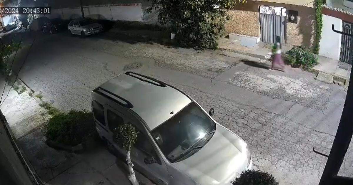Momento en que la mujer abandona al recién nacido