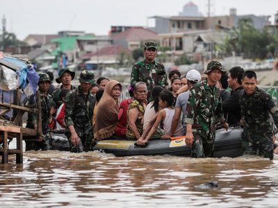 Año nuevo trágico en Indonesia, al menos 30 muertos tras las inundaciones