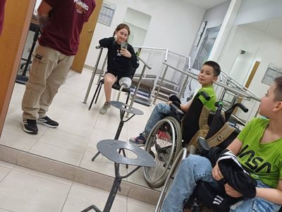 Alison recibió la prótesis y comienza una nueva etapa de recuperación