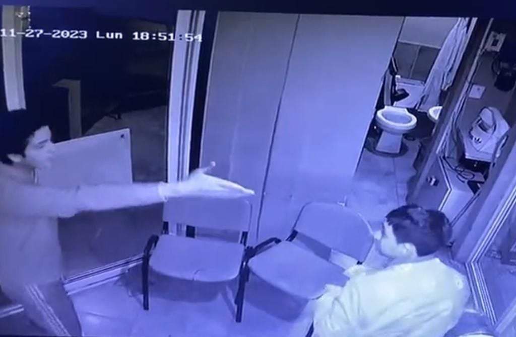 Captan a un joven golpeando a un guardia en un fraccionamiento de Angelópolis, Puebla