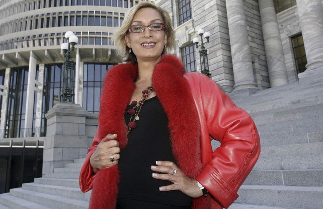 La política neozelandesa Georgina Beyer posa para una foto en el Parlamento en Wellington