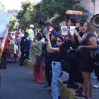 “Cacerolazo” afuera de la Plaza México contra las corridas de toros (Video)