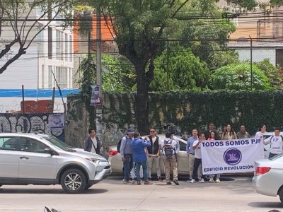 Trabajadores del PJF protestan contra la reforma afuera de la sede de la plenaria de Morena (Video)