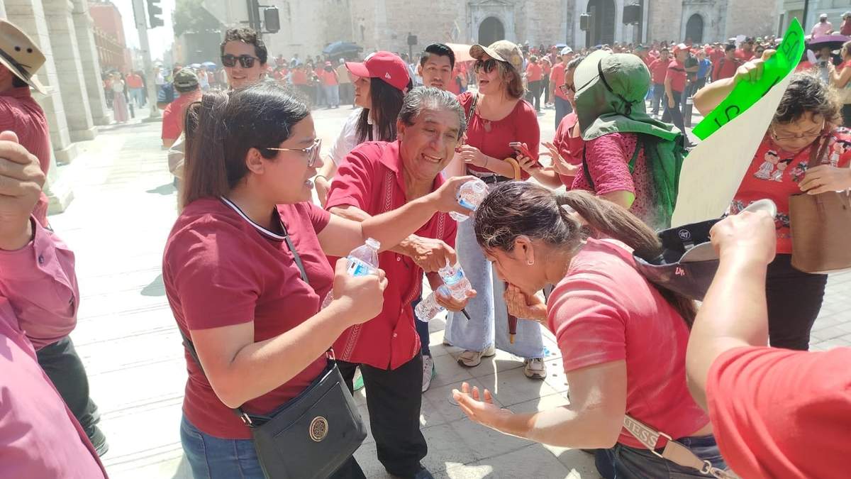 Maestros se limpian tras haber sido dispersados con sustancias de extintores