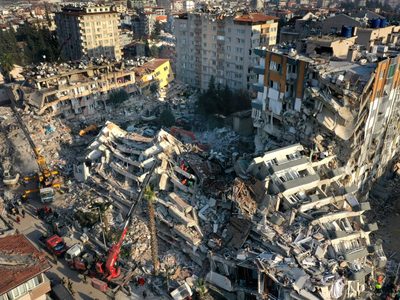 Nuevo sismo de magnitud 5.6 derriba construcciones en Turquía